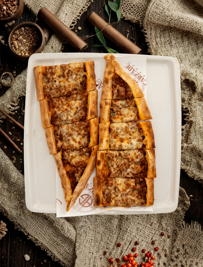 Kuşbaşılı Kaşarlı Pide